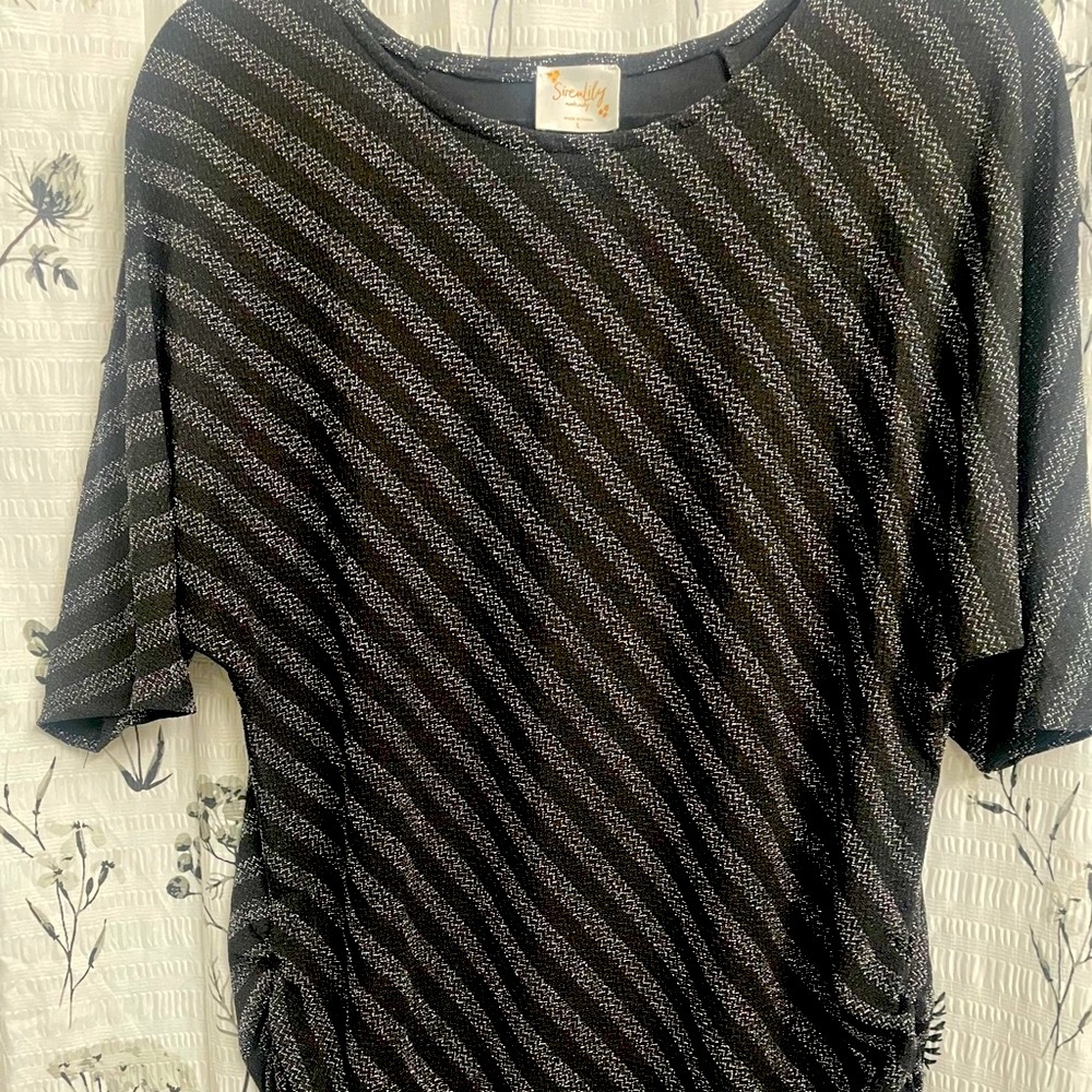 Large black and silver lined blouse 👚